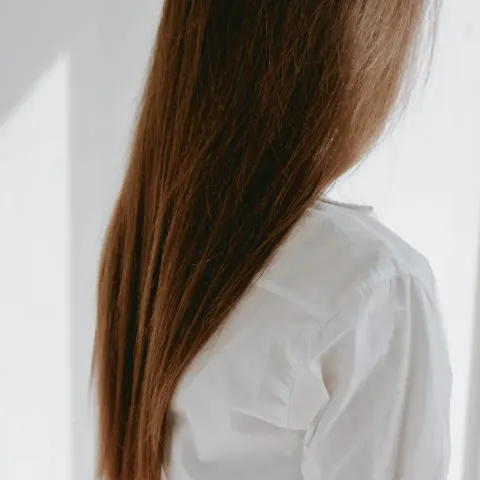 Cabello lacio y prolijo, de cerca