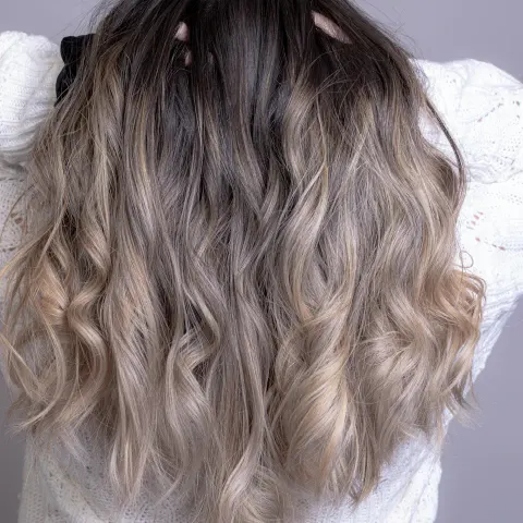 Primer plano de cabello rubio