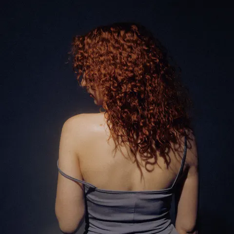 Primer plano de cabello rizado oscuro