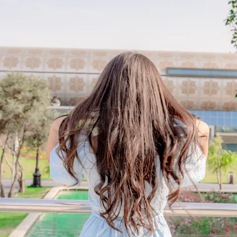 Cabello rubio con volumen, de cerca